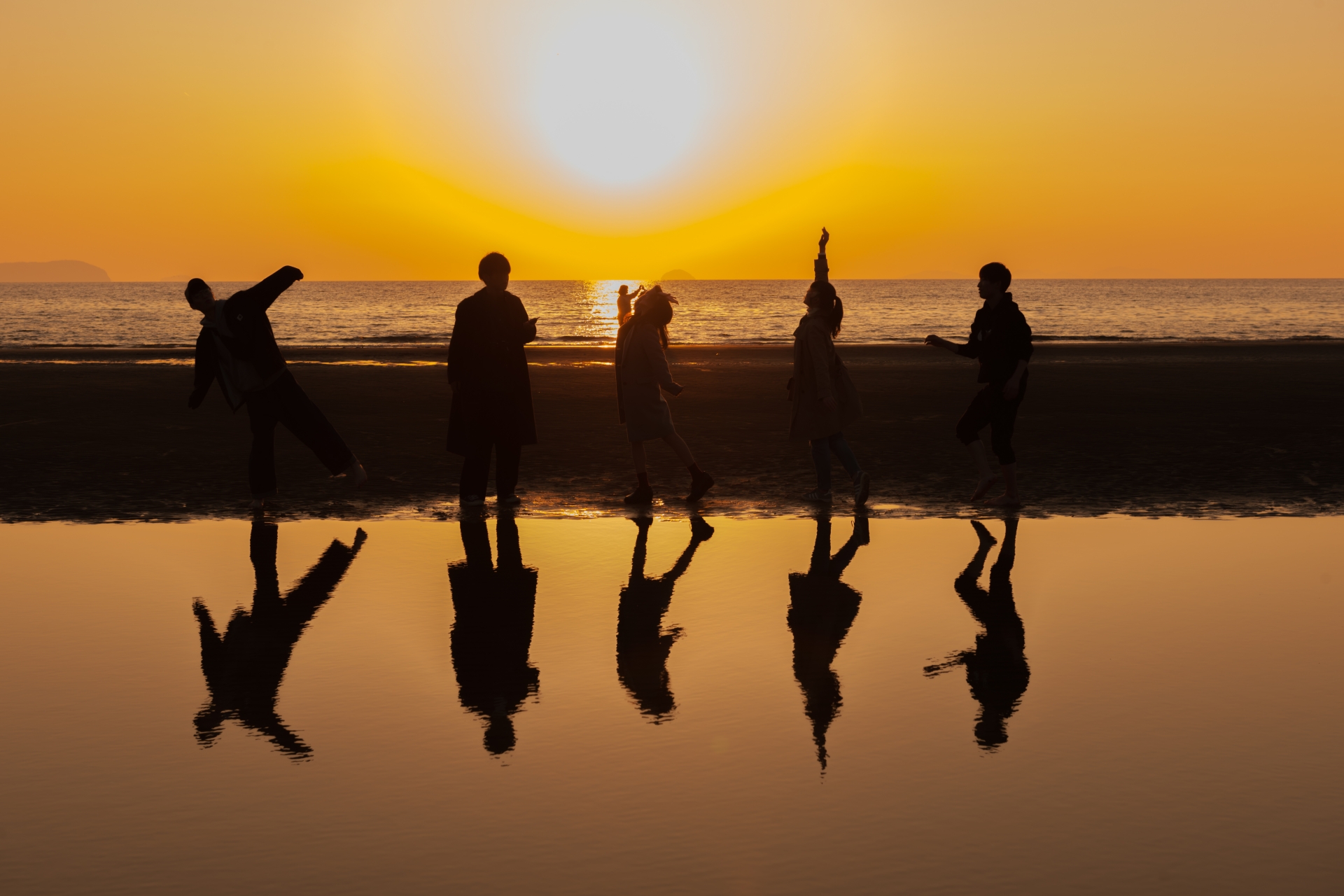 干潮時の父母ヶ浜。夕焼けが水面に映り込み天空の鏡が現れている
