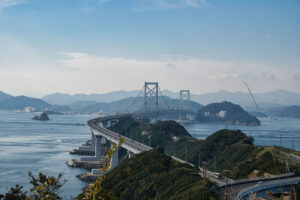 来島海峡大橋と瀬戸内海の島々を見渡す俯瞰(愛媛県今治市)