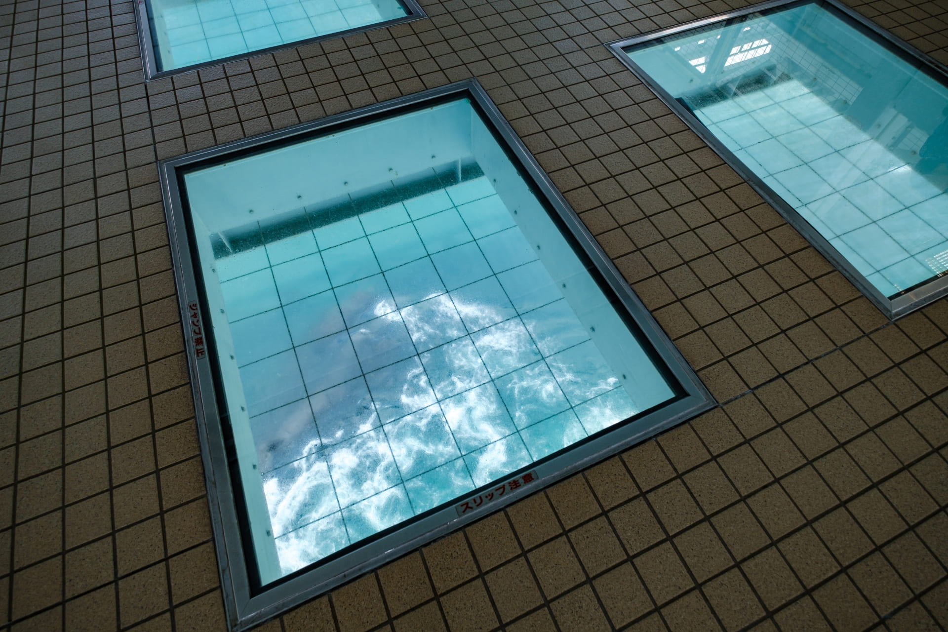 渦の道のガラス床越しに見える鳴門海峡の潮流