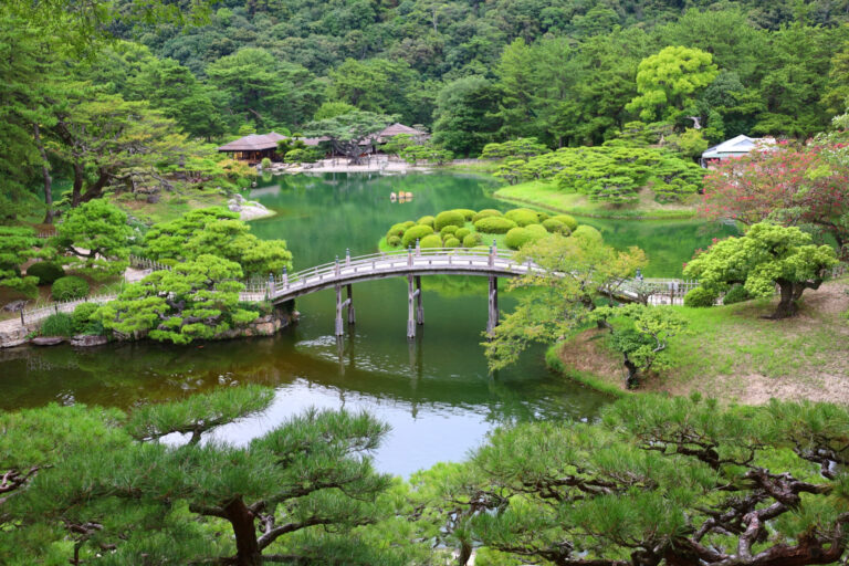 栗林公園・飛来峰からの眺め。偃月橋・掬月亭・南湖・松が一枚に収まる定番の景観