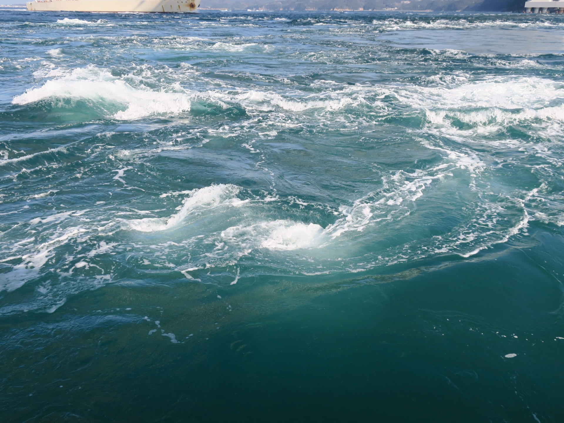 鳴門海峡の渦潮 海面クローズアップ