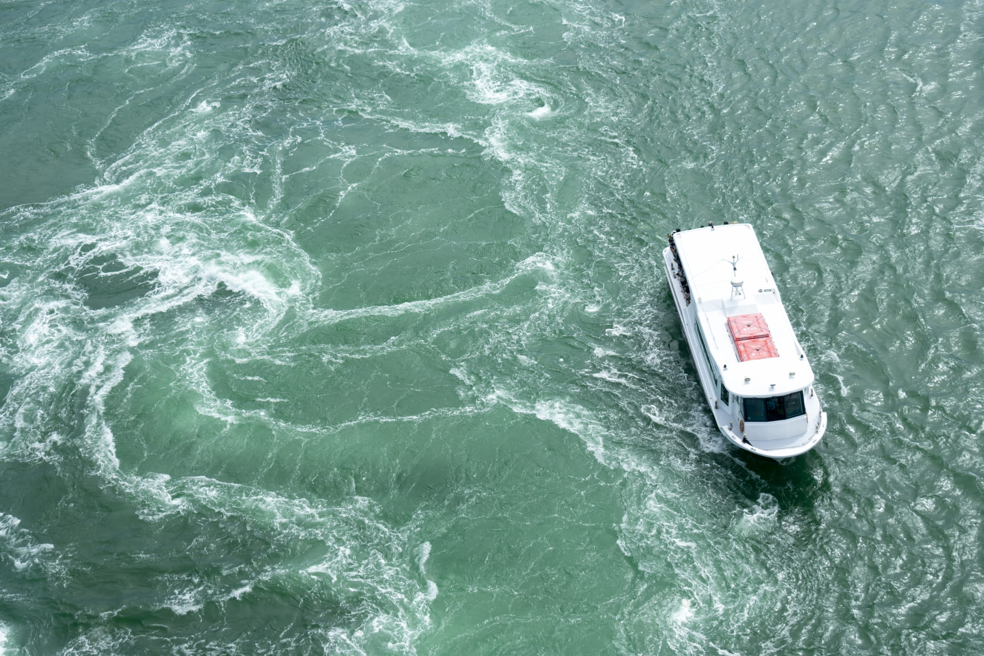 上空から見た観潮船と鳴門海峡の渦潮