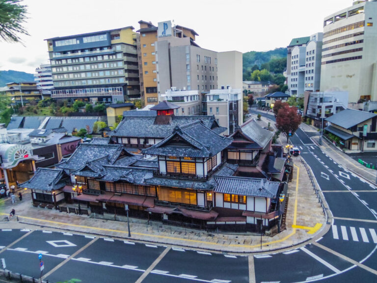 道後温泉本館の外観全景(愛媛県松山市)