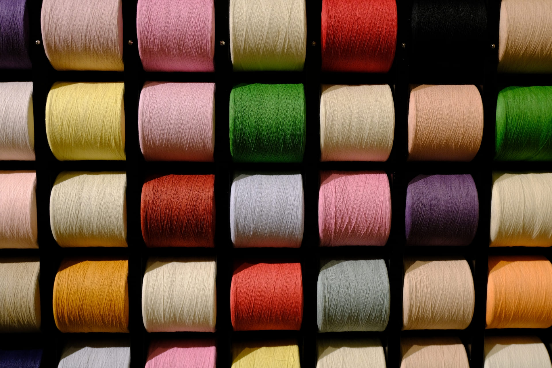 今治タオルの製造に使われるカラフルな糸巻きが整然と並ぶ様子