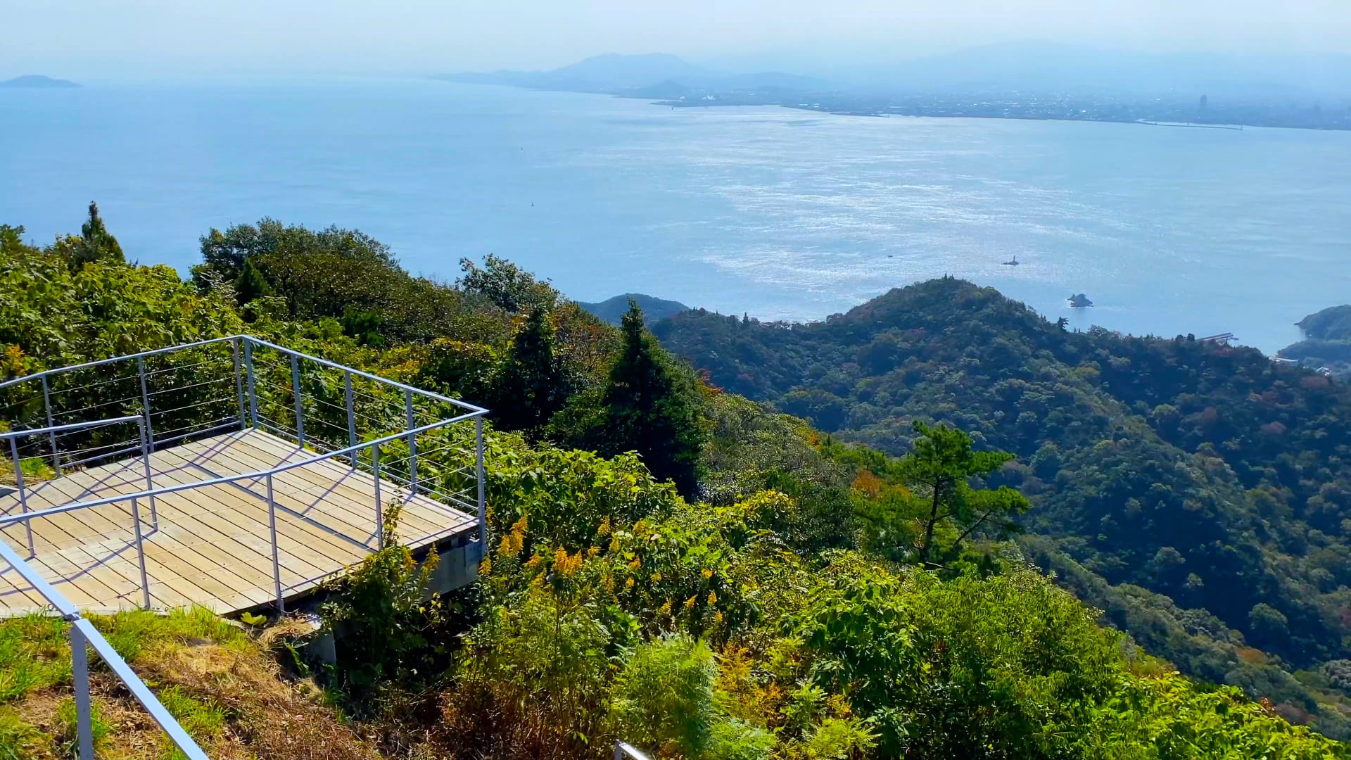 亀老山展望公園からの眺め。緑の山と展望デッキ越しに瀬戸内海の多島美が広がる（愛媛県今治市大島）
