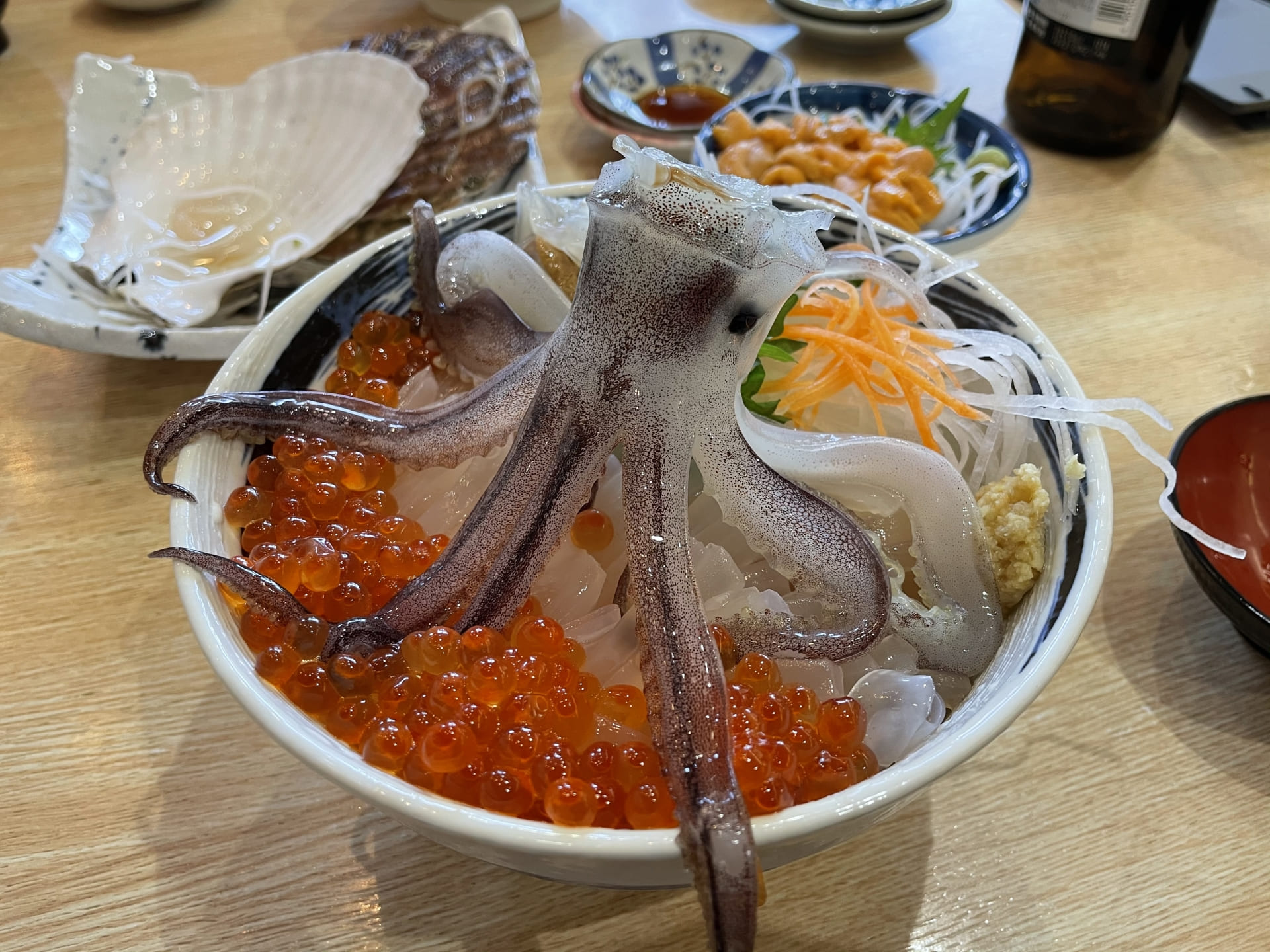 函館朝市の海鮮丼（イカ・いくら）