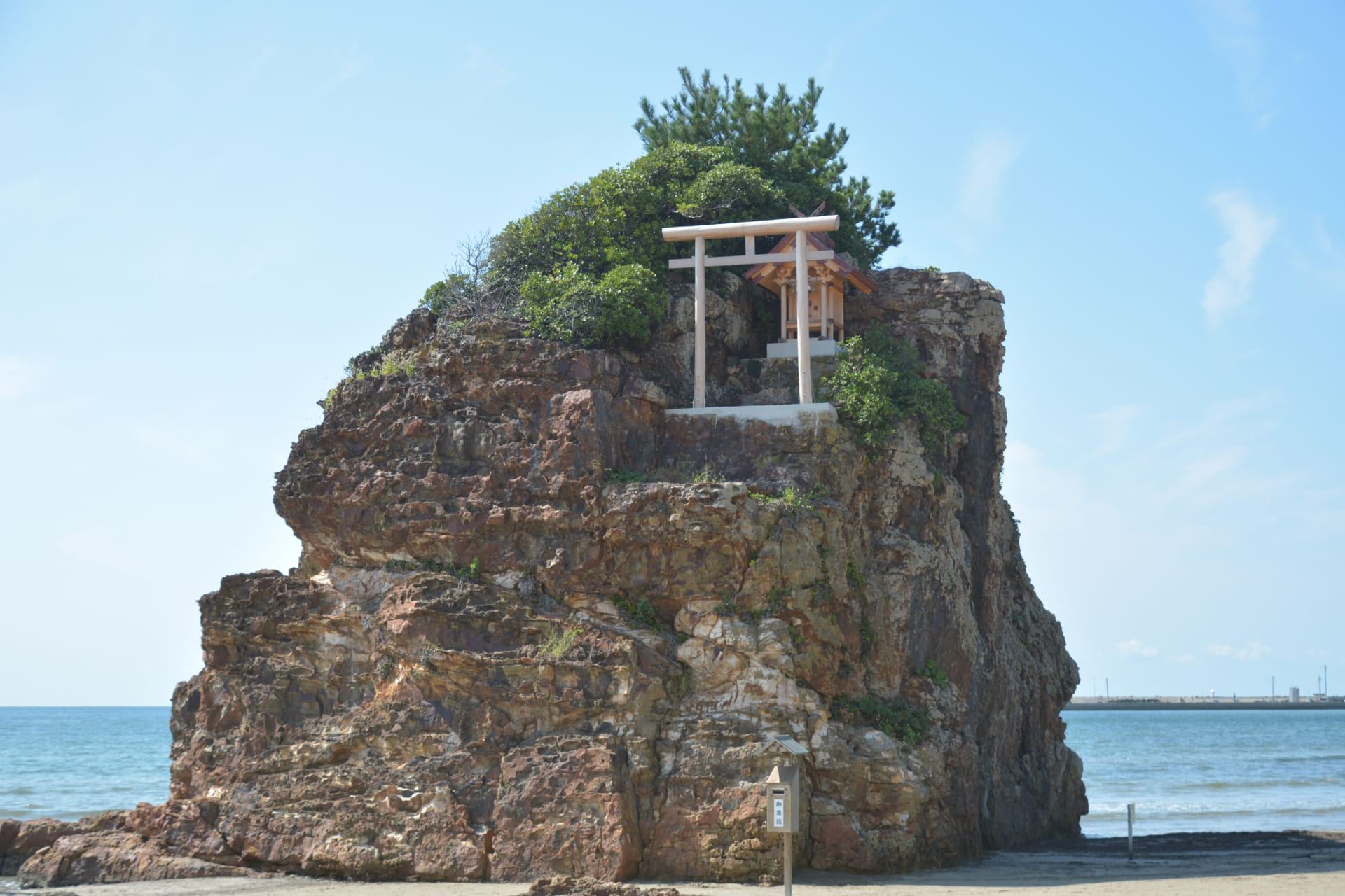 稲佐の浜 弁天島（島根県出雲市）