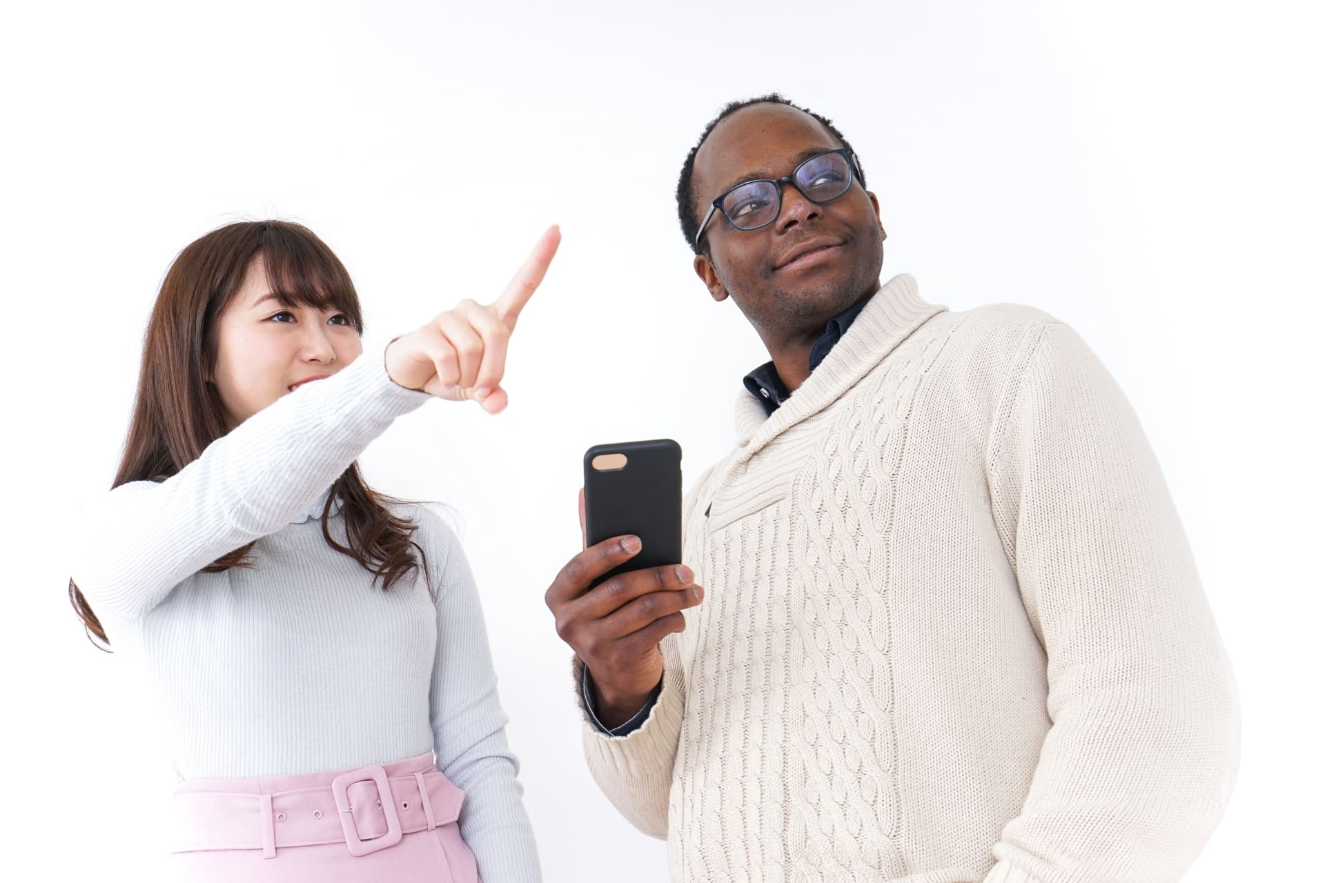 外国人旅行者がスマートフォンで道案内を受ける場面