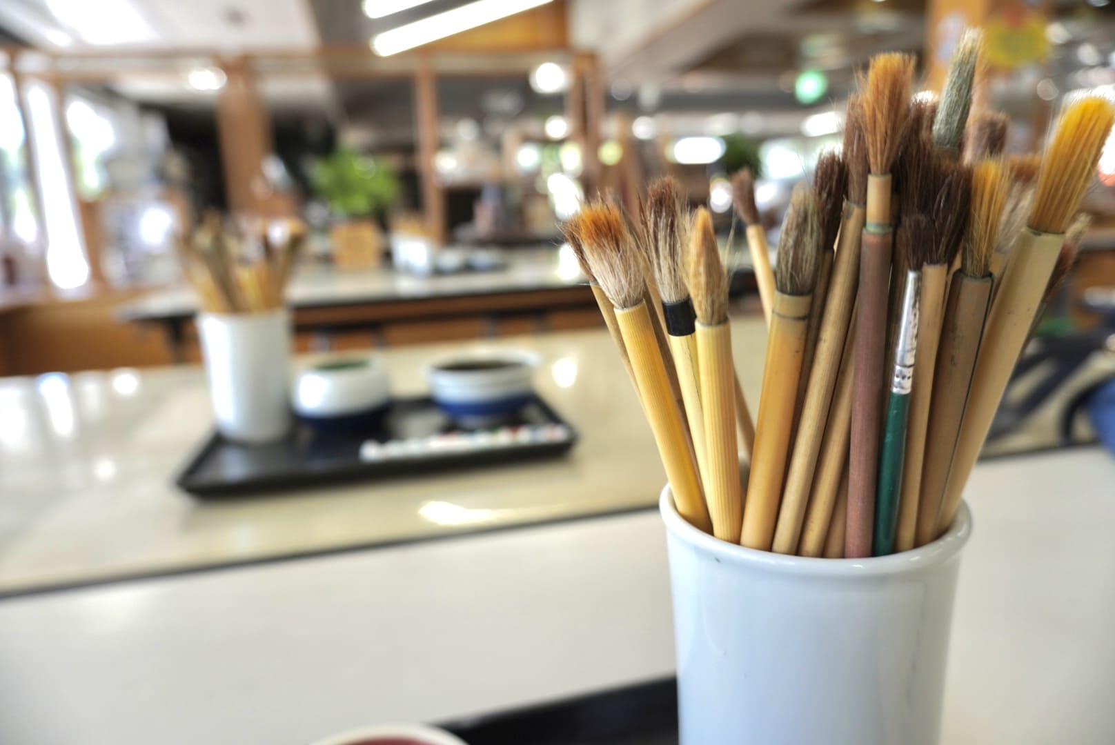 砥部焼の絵付け体験施設に用意された絵付け用の筆と作業台