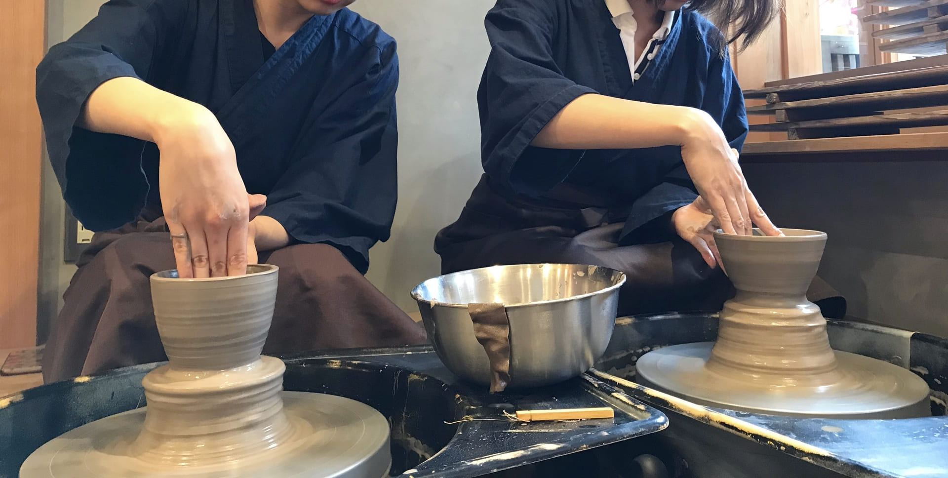 砥部焼の窯元でロクロを使い粘土から器を成形する職人の手