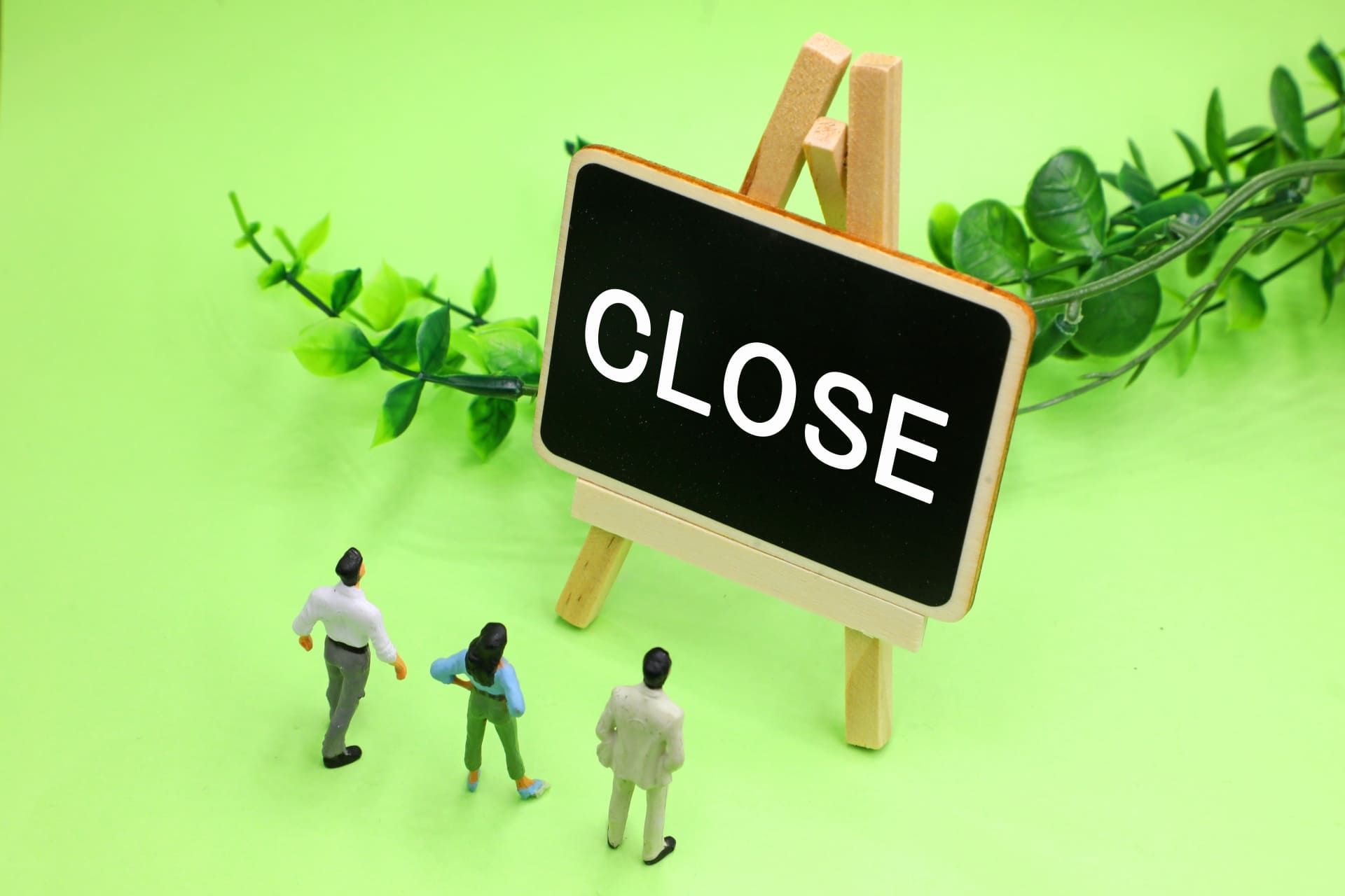 CLOSEの看板を見る旅行者