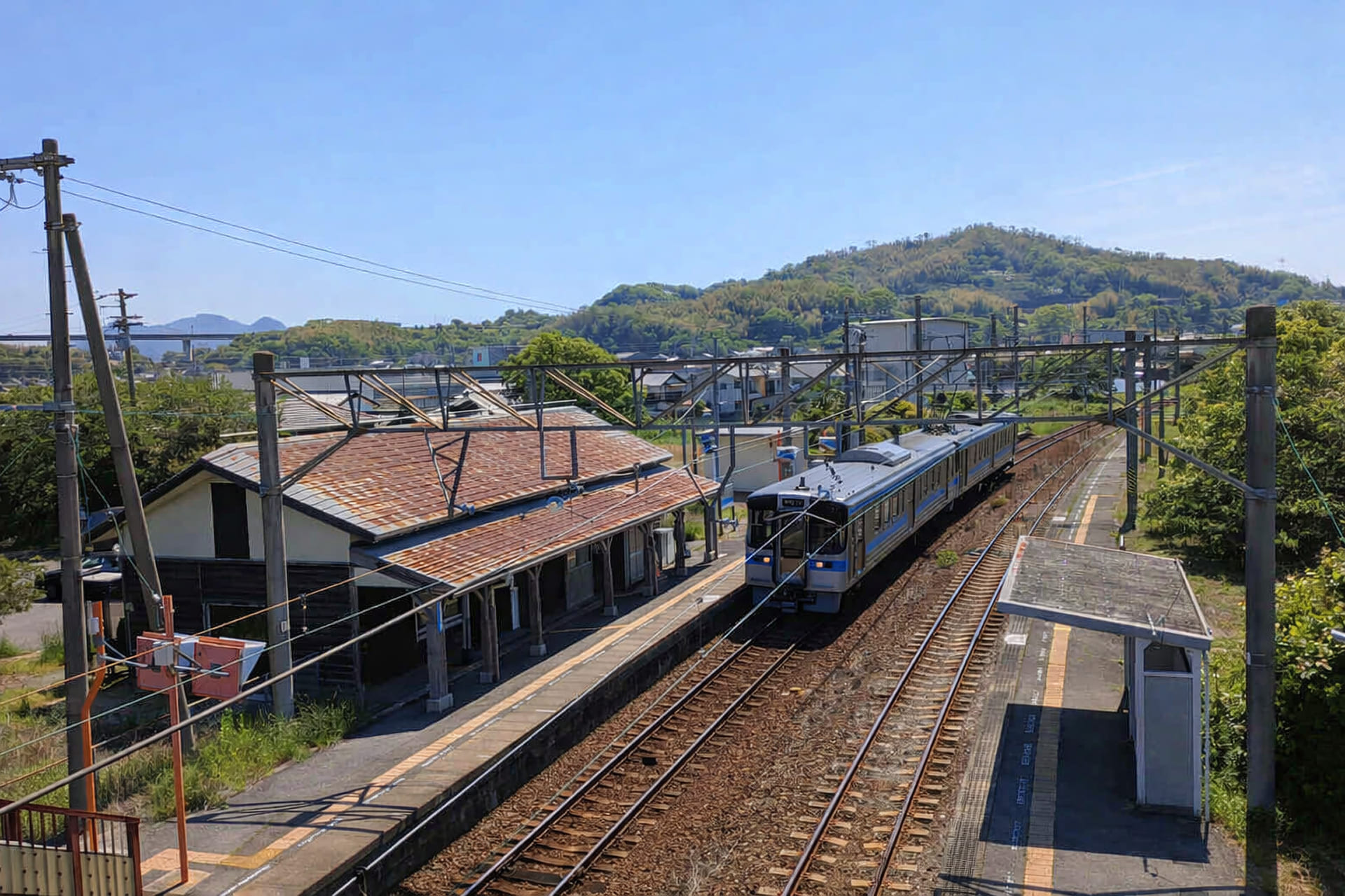 四国のローカル線の駅と電車